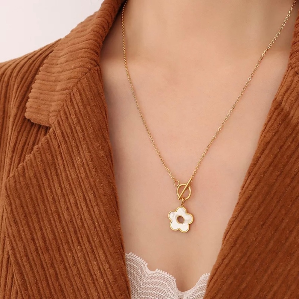Daisy Pendant Mother of Pearl 18K Real Gold Plated Clasp Necklace